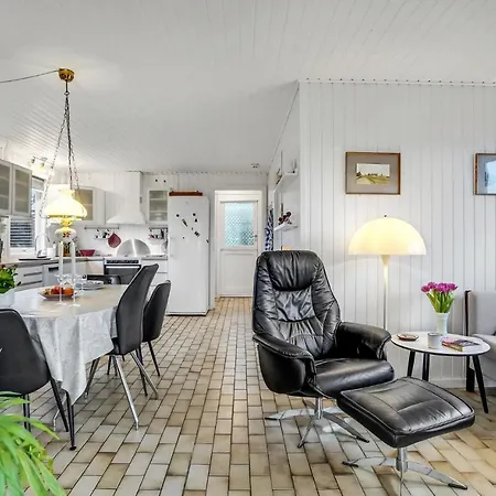 Holiday home Stunning In With Kitchen *